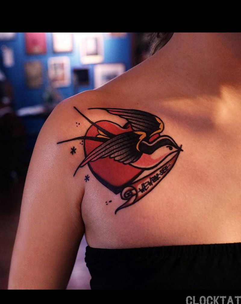 归燕纹身图片_肩部胸部Old School老传统燕子爱心纹身图案