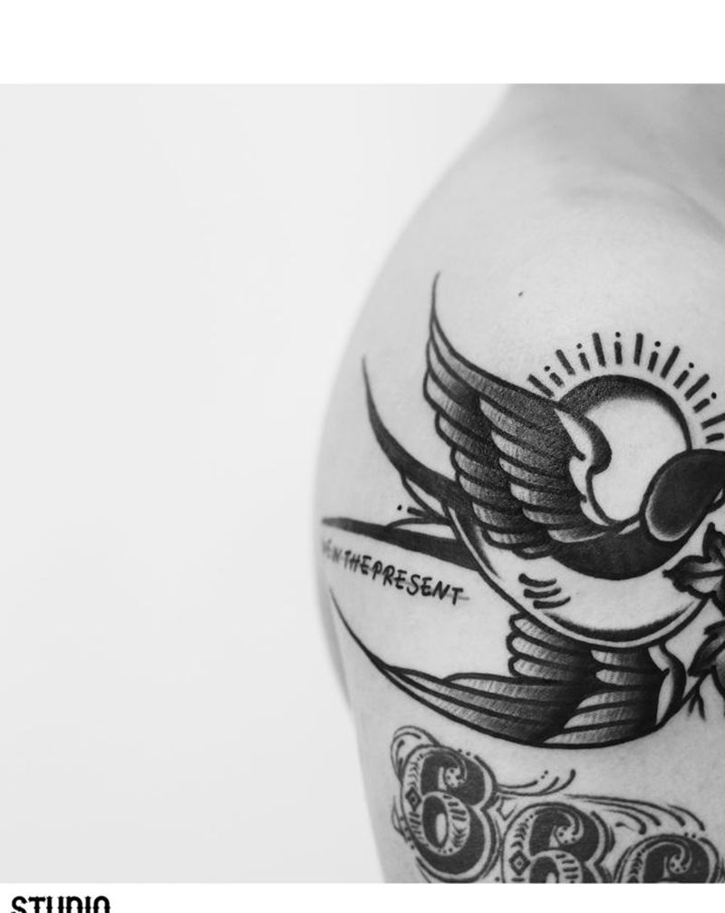 归燕纹身图片_肩部胸部老传统Old School燕子藤蔓纹身图案