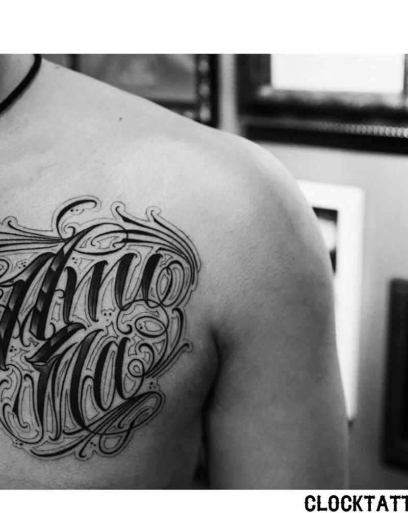 胸口花体纹身图片_胸部肩部花体字名字纹身图案