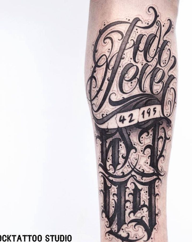 家人名字组合纹身图片_腿部脚部花体字名字日期字母纹身图案