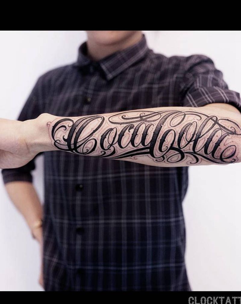 可口可乐纹身图片_手臂花体字单词字母可口可乐纹身图案