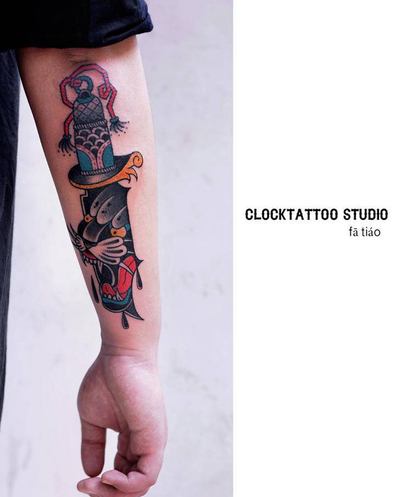 豹子头匕首纹身图片_手臂老传统Old School匕首豹子纹身图案