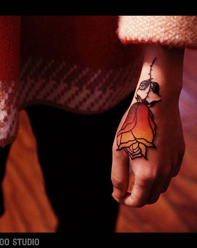 玫瑰纹身图片_手部老传统Old School玫瑰纹身图案