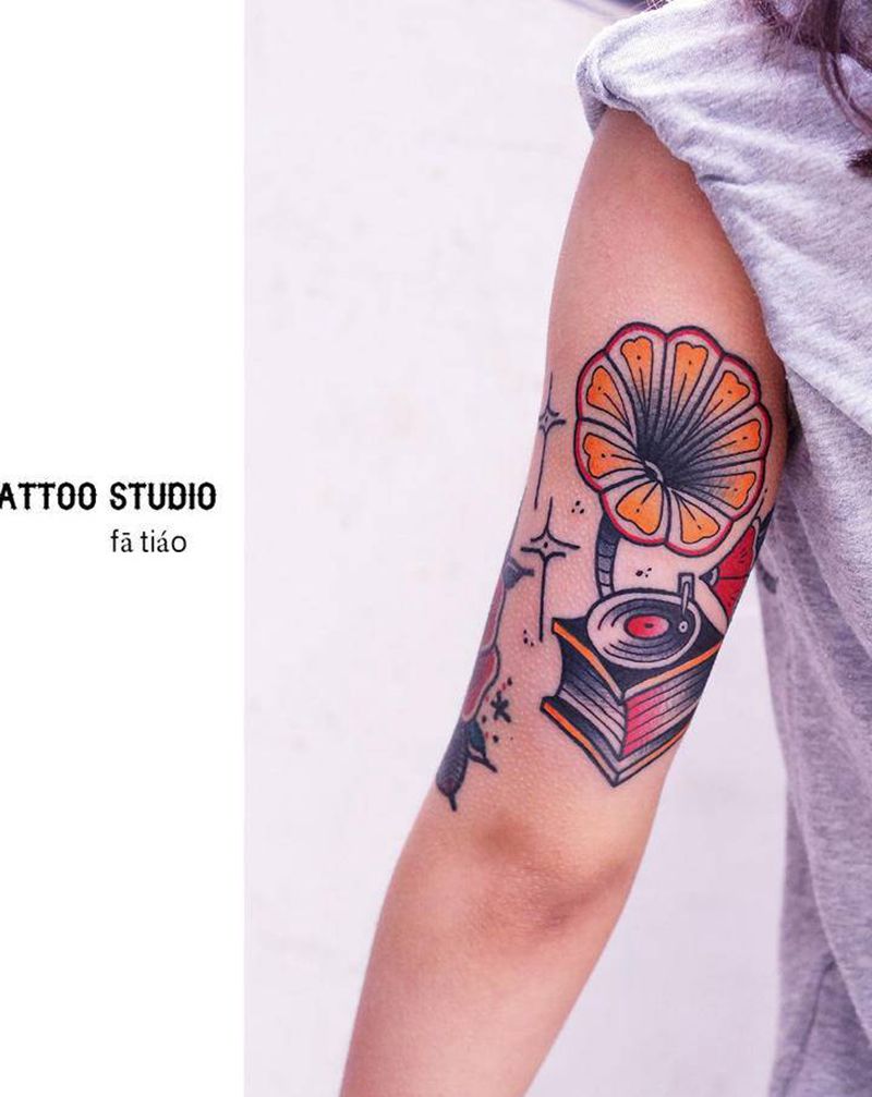 留声机纹身图片_手臂老传统Old School留声机花纹身图案