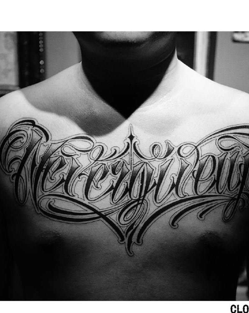 花胸花体字纹身图片_胸部花体字单词纹身图案