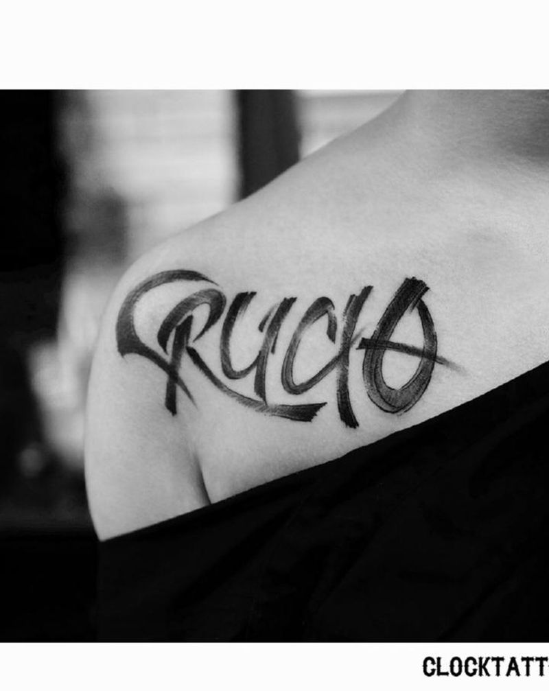 英文书法纹身图片_胸部肩部水墨单词纹身图案