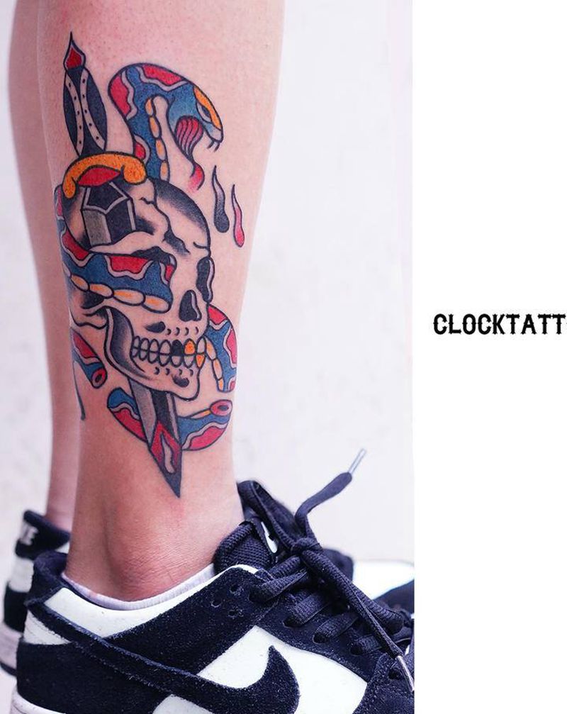 骷髅头匕首和蛇纹身图片_腿部老传统Old School骷髅头匕首蛇纹身图案