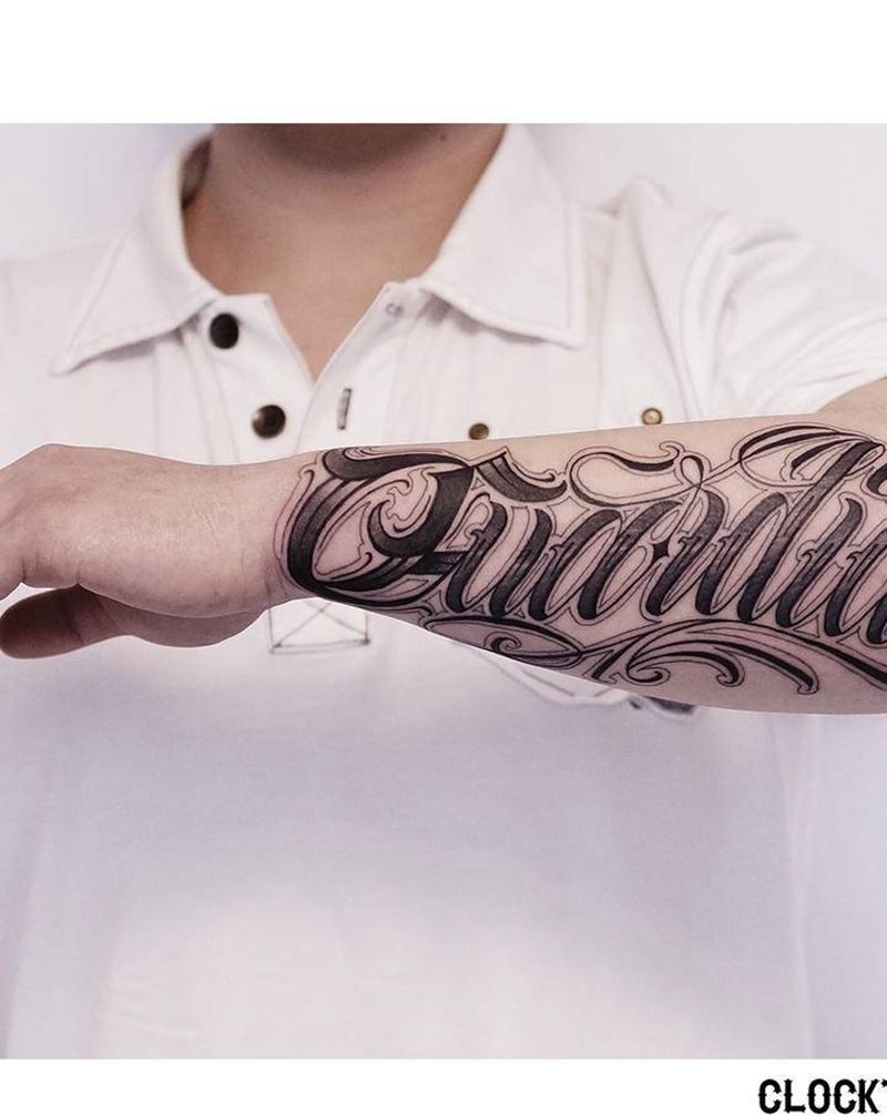 小臂外侧花体字纹身图片_手臂花体字单词纹身图案