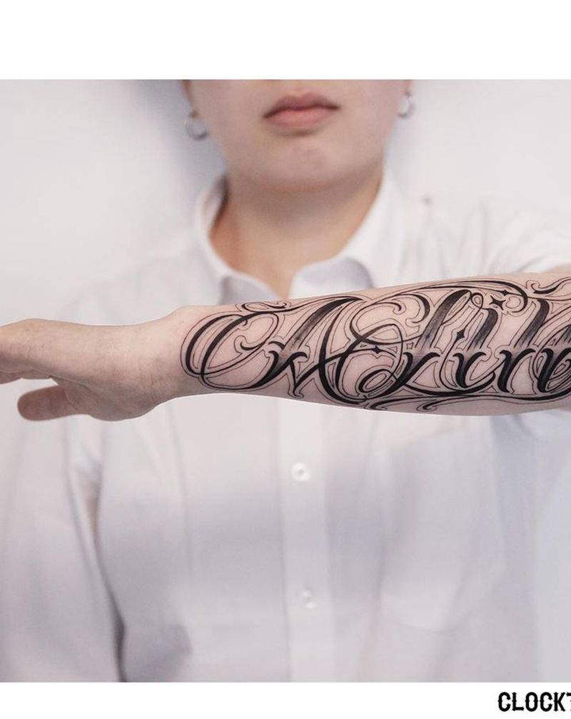 小臂外侧花体字纹身图片_手臂花体字名字纹身图案