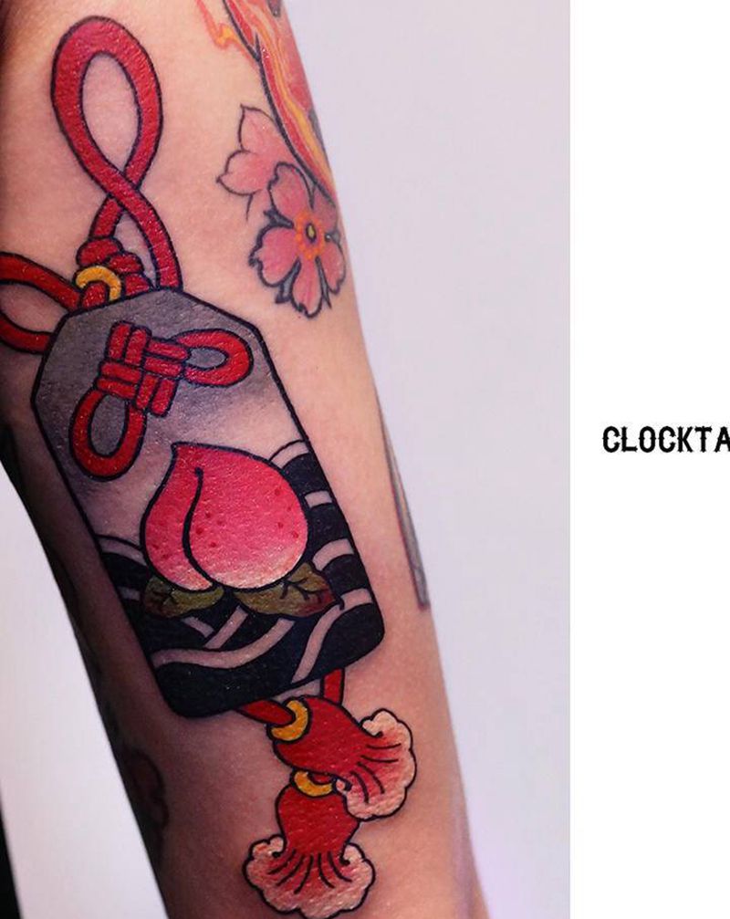 桃子御守纹身图片_手臂老传统Old School桃子御守纹身图案