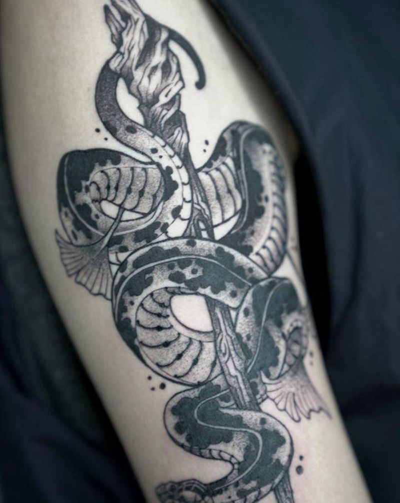 权杖与蛇纹身图片_手部New School纹身图案