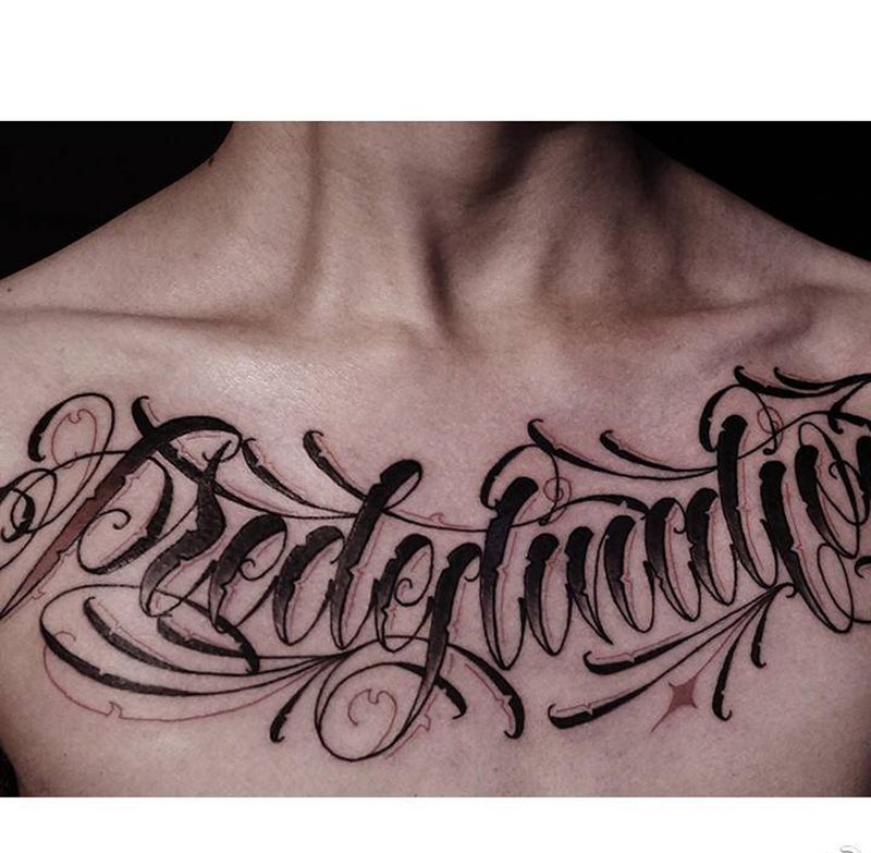 花胸花体字纹身图片_胸部花体字单词纹身图案