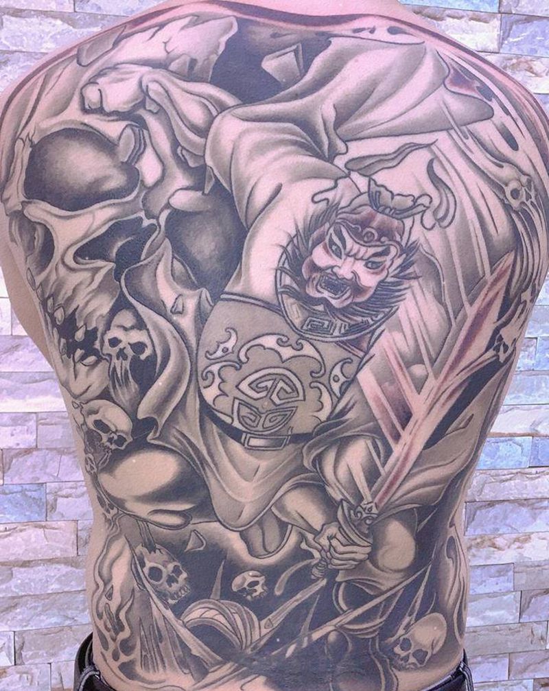 钟馗捉鬼纹身图片_背部新传统纹身图案