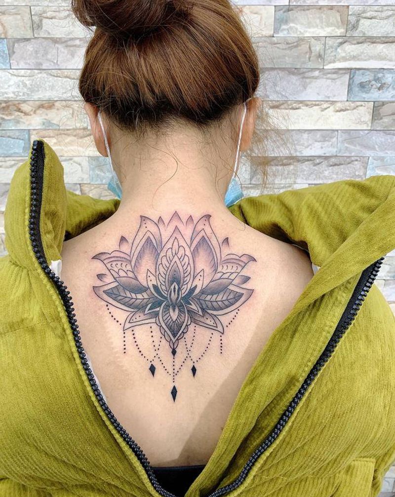 莲花纹身图片_背部新传统纹身图案