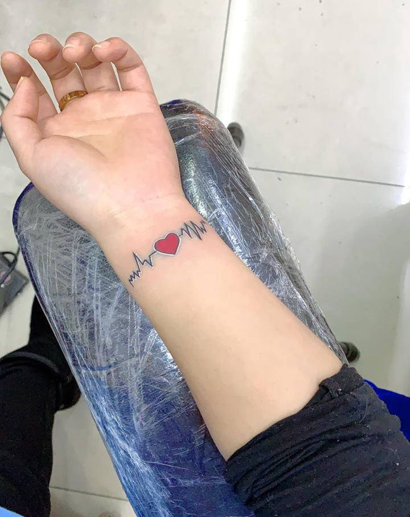 爱心心电图纹身图片_手部新传统纹身图案