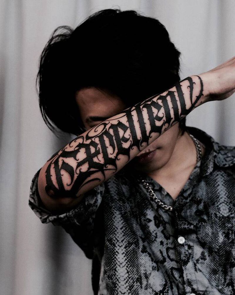 小臂花体字定制纹身图片_手臂花体字名字单词字母纹身图案