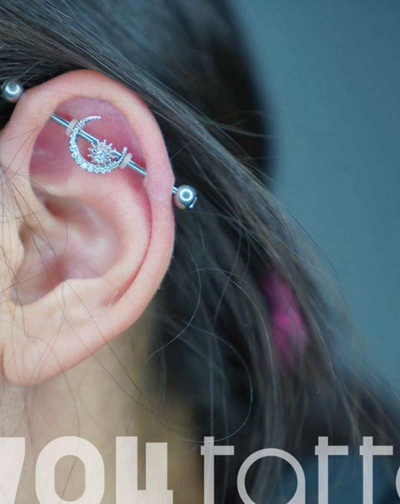 耳桥纹身图片_颈部花体字纹身图案