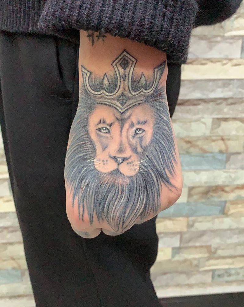 狮子纹身图片_手部新传统纹身图案