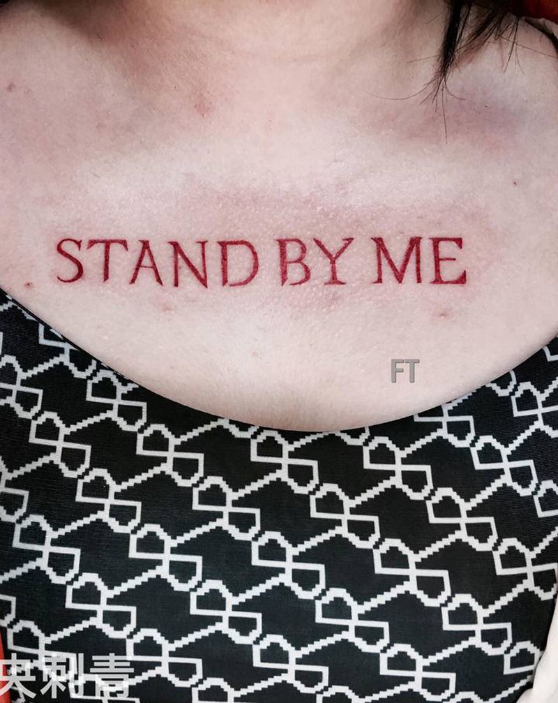 血色字母纹身图片_胸部字母纹身图案