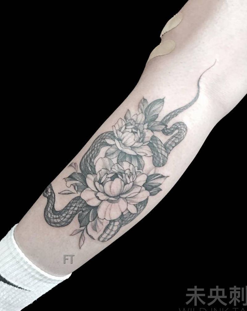 素花&蛇纹身图片_腿部点刺花蛇纹身图案