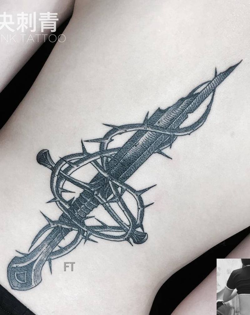 Narsil纹身图片_背部点刺圣剑荆棘纹身图案