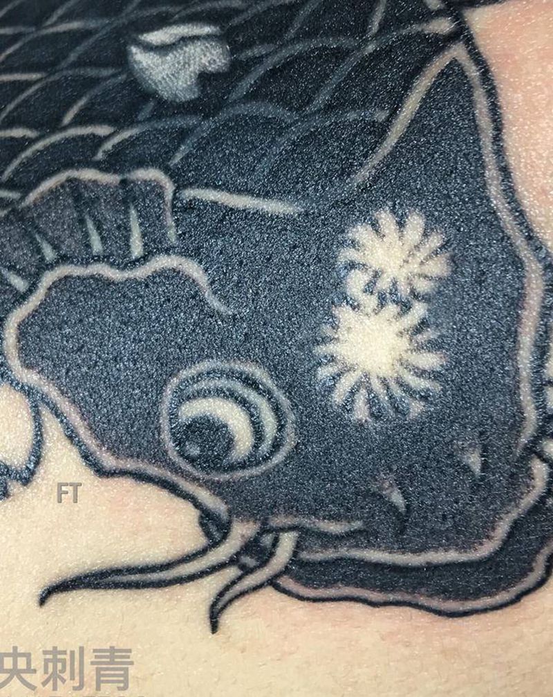 进度纹身图片_腹部老传统鲤鱼纹身图案