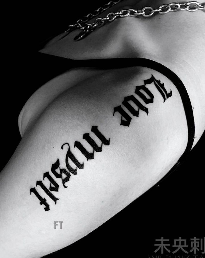 哥特字体纹身图片_肩部花体字单词纹身图案