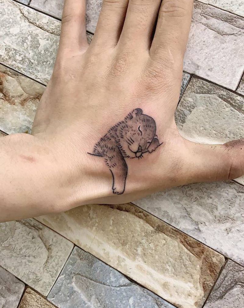 小老虎纹身图片_手部新传统纹身图案