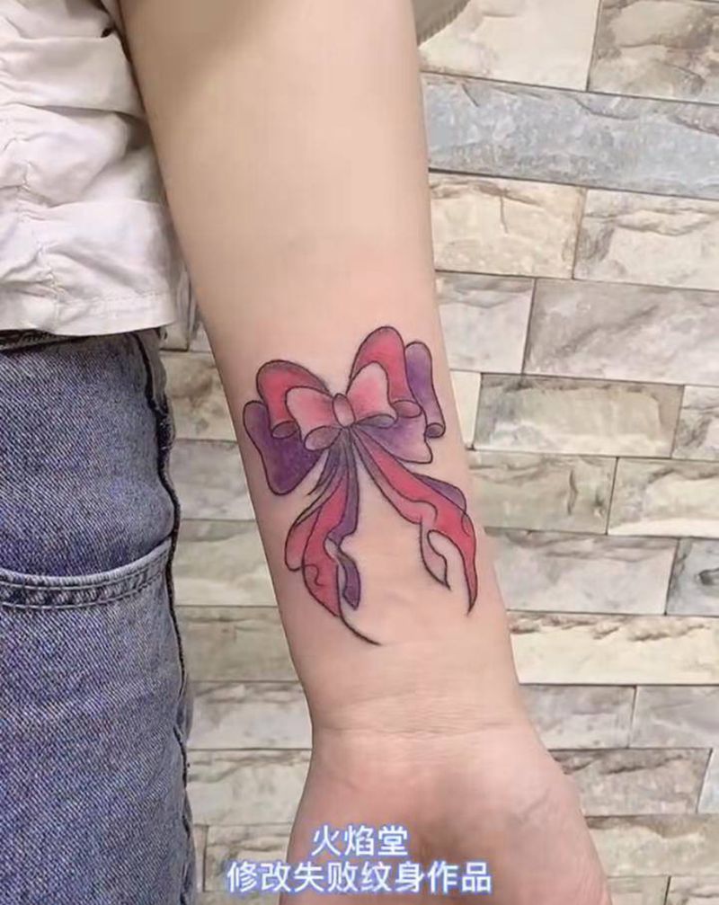 蝴蝶结纹身图片_手部新传统纹身图案