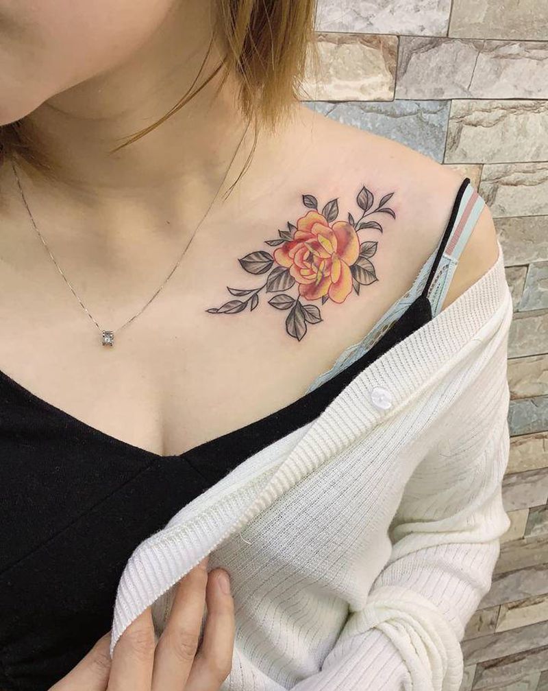 花纹身图片_胸部新传统纹身图案