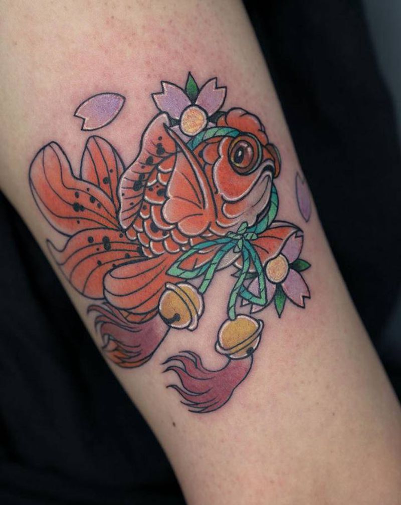 金鱼纹身图片_手臂新传统纹身图案