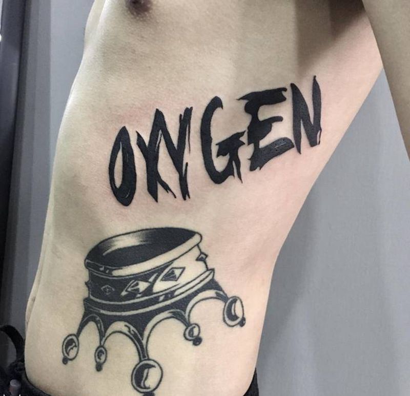 腰部皇冠英文纹身图片_腰部图腾纹身图案