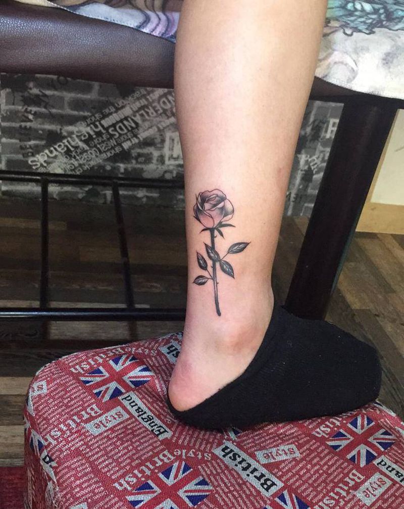 玫瑰纹身图片_腿部纹身图案