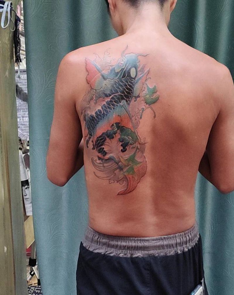 鱼纹身图片_肩部纹身图案