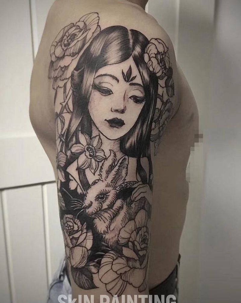 抱兔子的少女纹身图片_手臂纹身图案