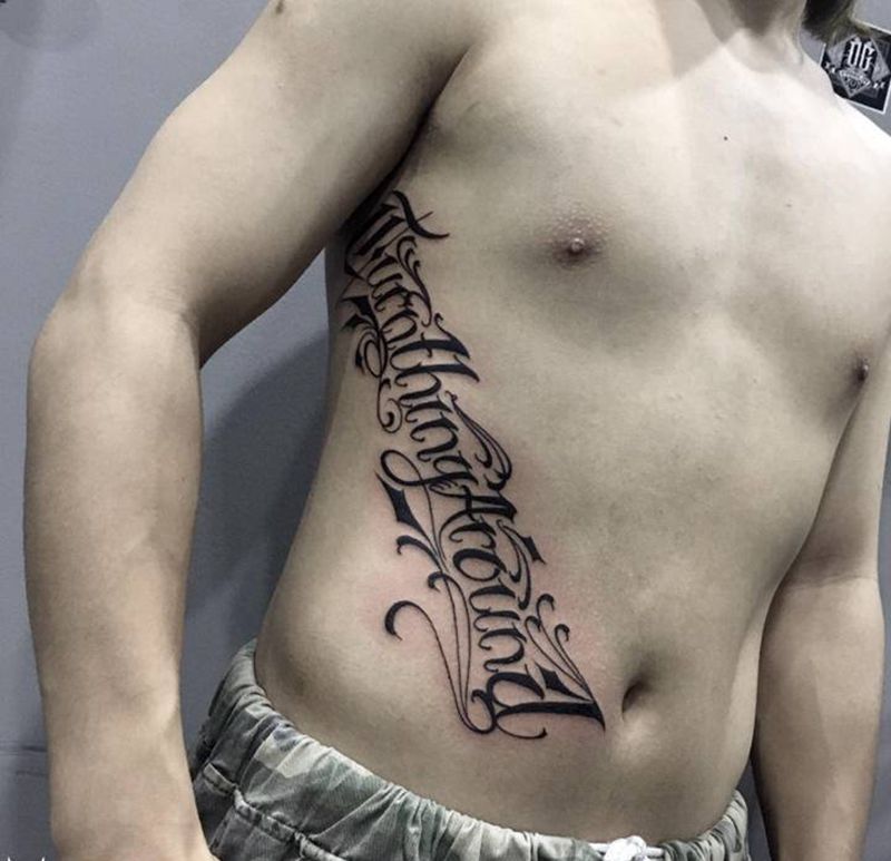 侧腰花体字纹身图片_腰部花体字纹身图案