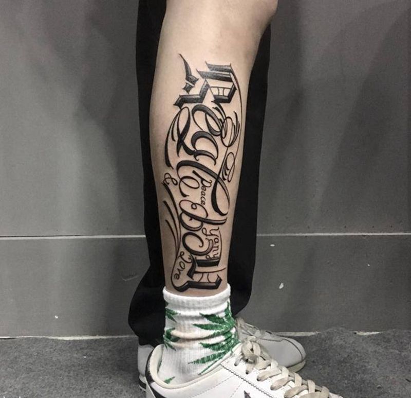 小腿花体字纹身图片_腿部花体字纹身图案