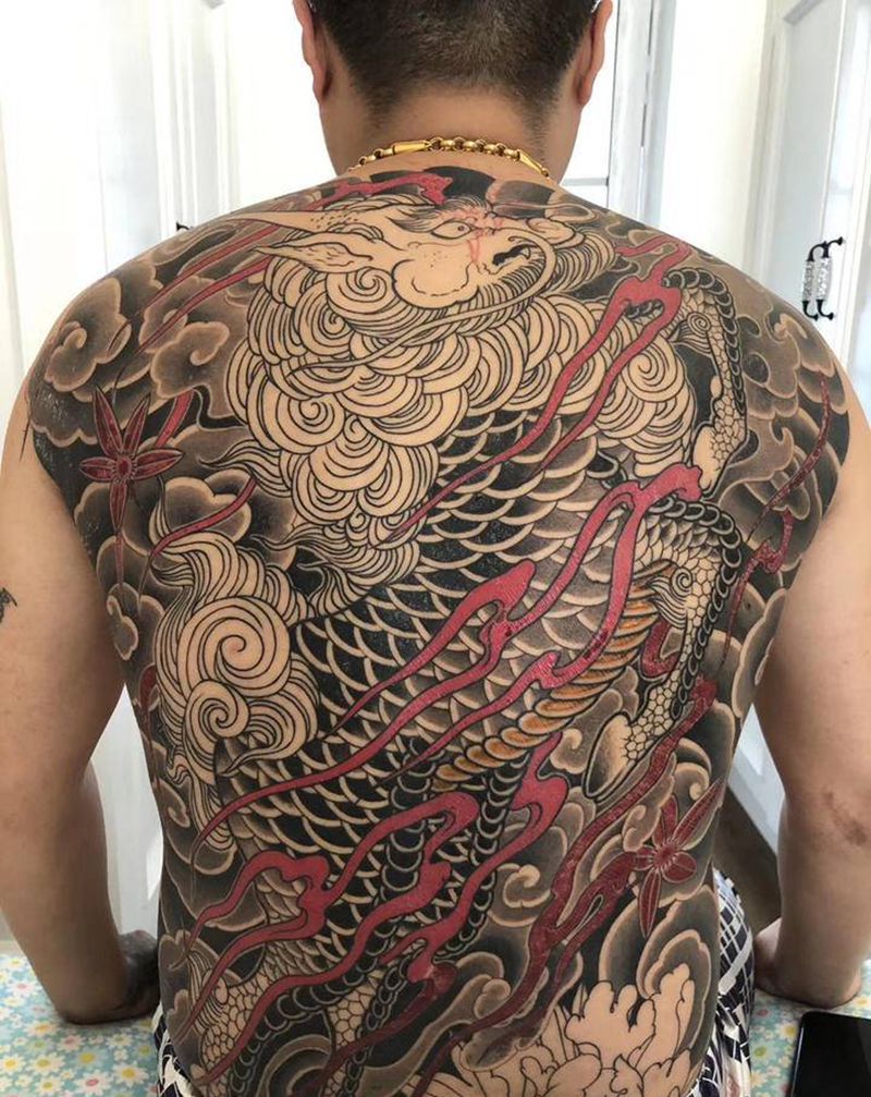 满背麒麟未完成结痂中纹身图片_背部老传统纹身图案