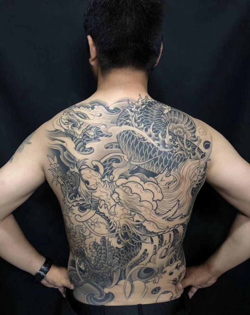 满背龙未完成纹身图片_背部纹身图案