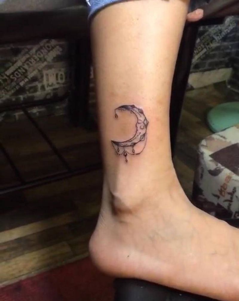月亮纹身图片_脚部纹身图案