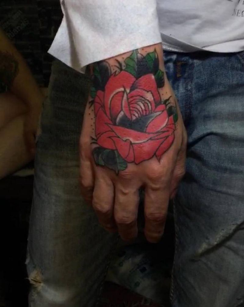 玫瑰纹身图片_手部纹身图案