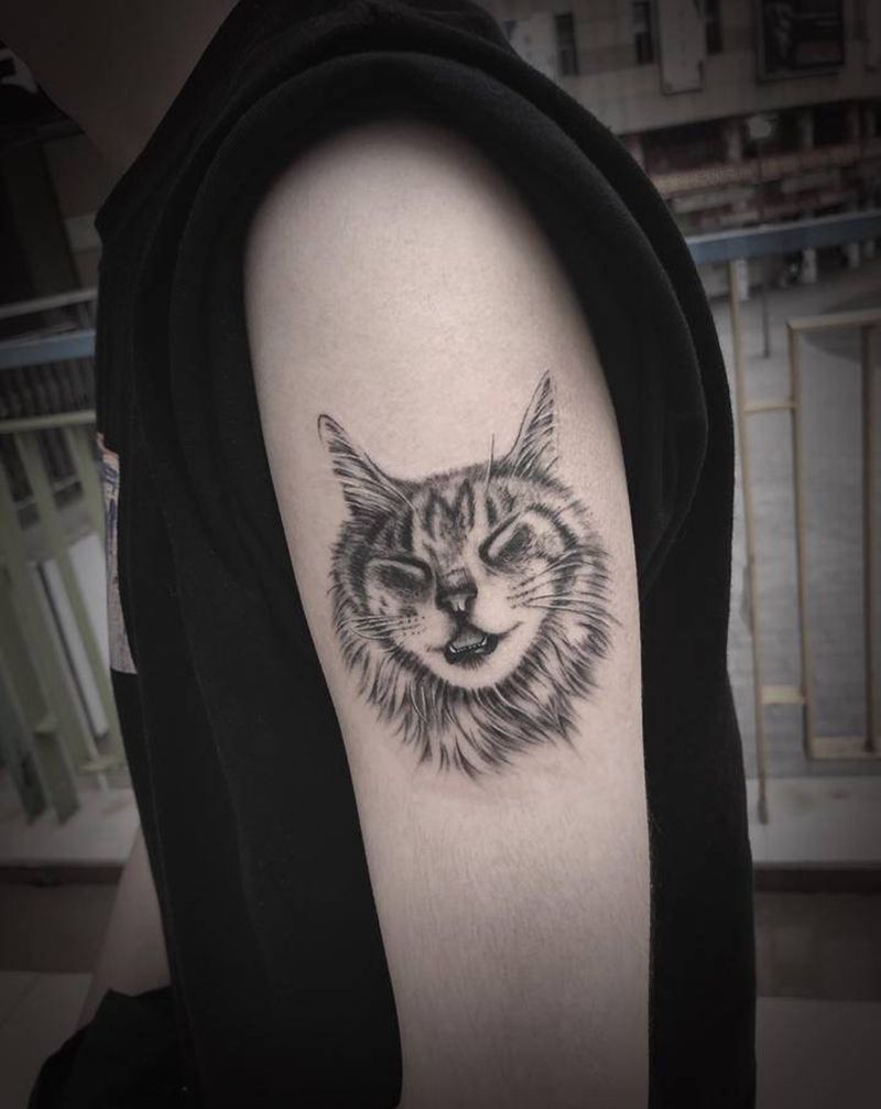 闭着眼睛到猫纹身图片_手臂纹身图案