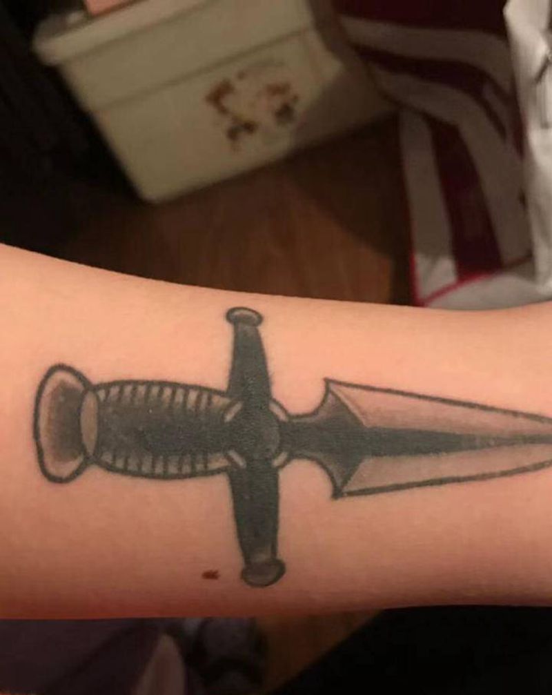 匕首遮盖纹身图片_手臂Old School纹身图案