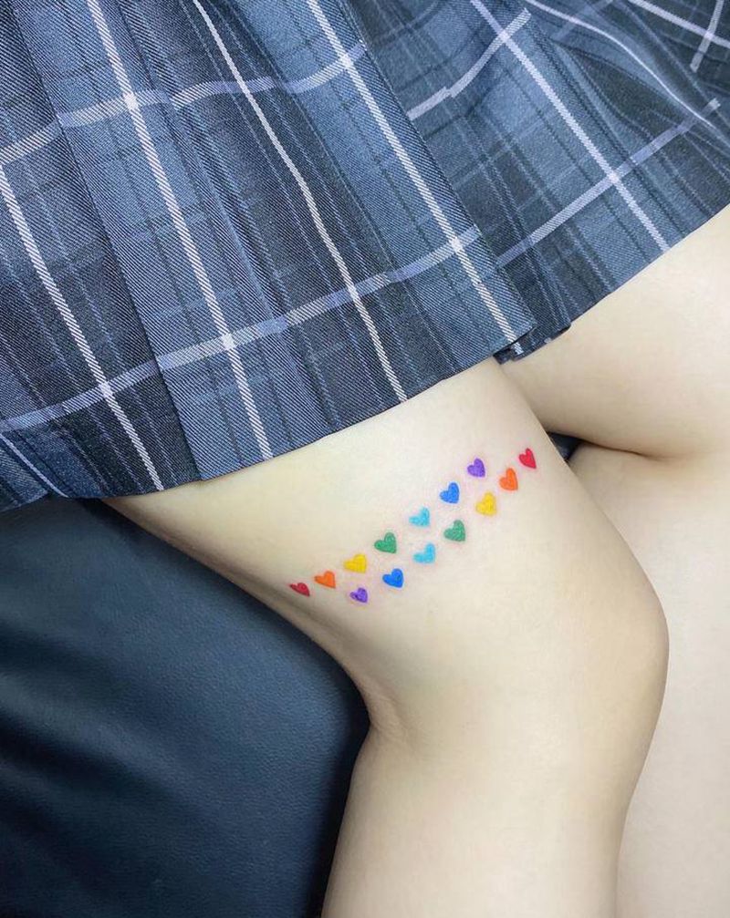 七彩爱心纹身图片_腿部纹身图案