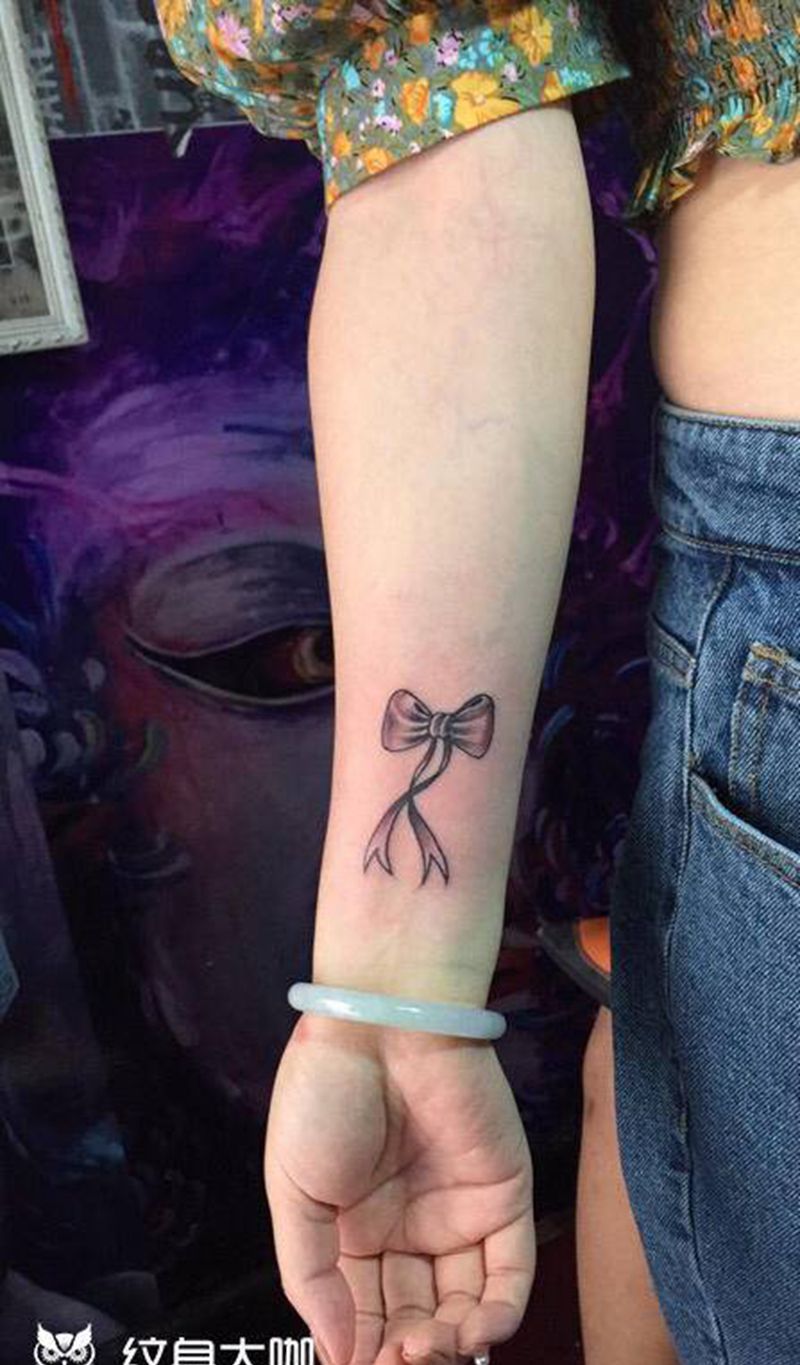 蝴蝶结纹身图片_手部纹身图案