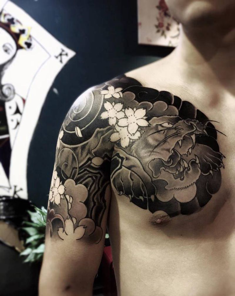 一图一人纹身图片_肩部胸部老传统日式传统半甲传统纹身图案