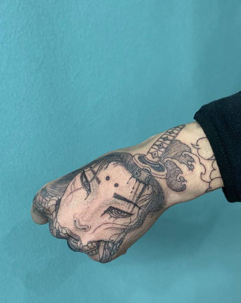 生首纹身图片_手部老传统纹身图案