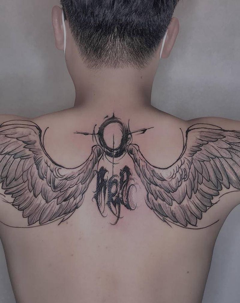 多样融合翅膀纹身图片_背部水墨暗黑花体字纹身图案
