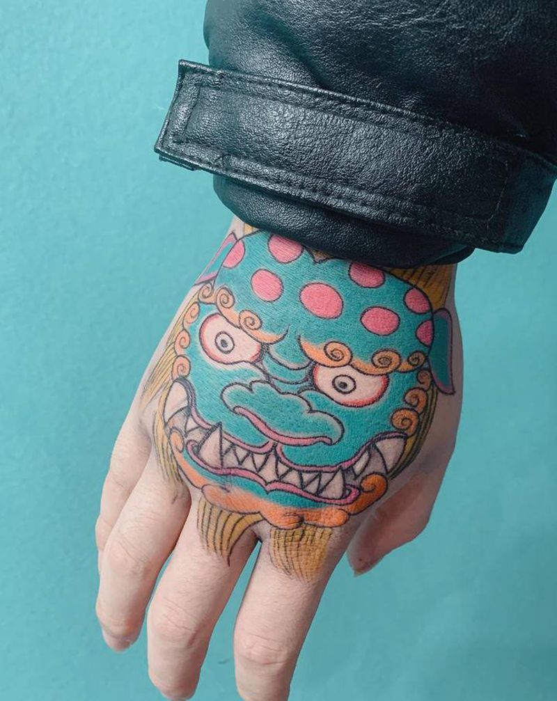 狮子纹身图片_手部老传统纹身图案