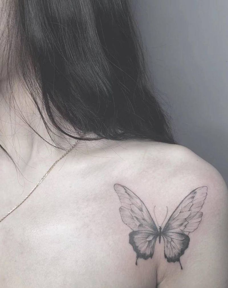 小蝴蝶纹身图片_胸部纹身图案